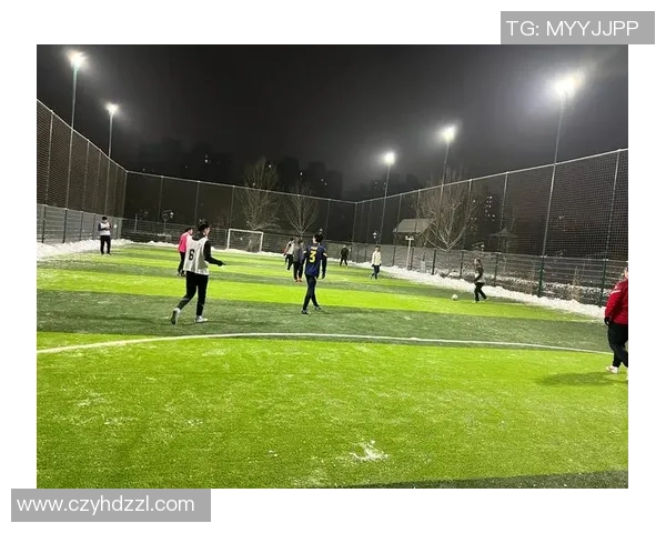 足球砸到了球场边缘引发的意外事件及其背后的故事